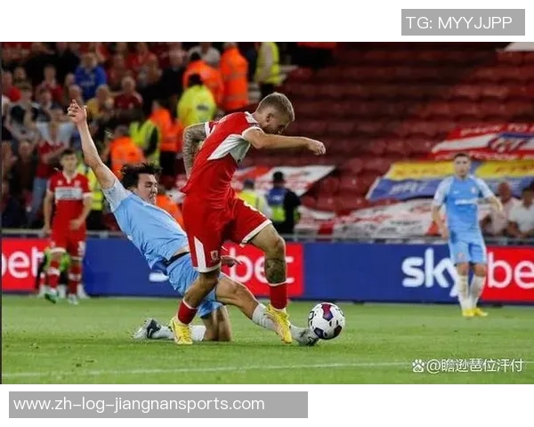 远观绿茵场上奔跑的足球与球员的激情碰撞